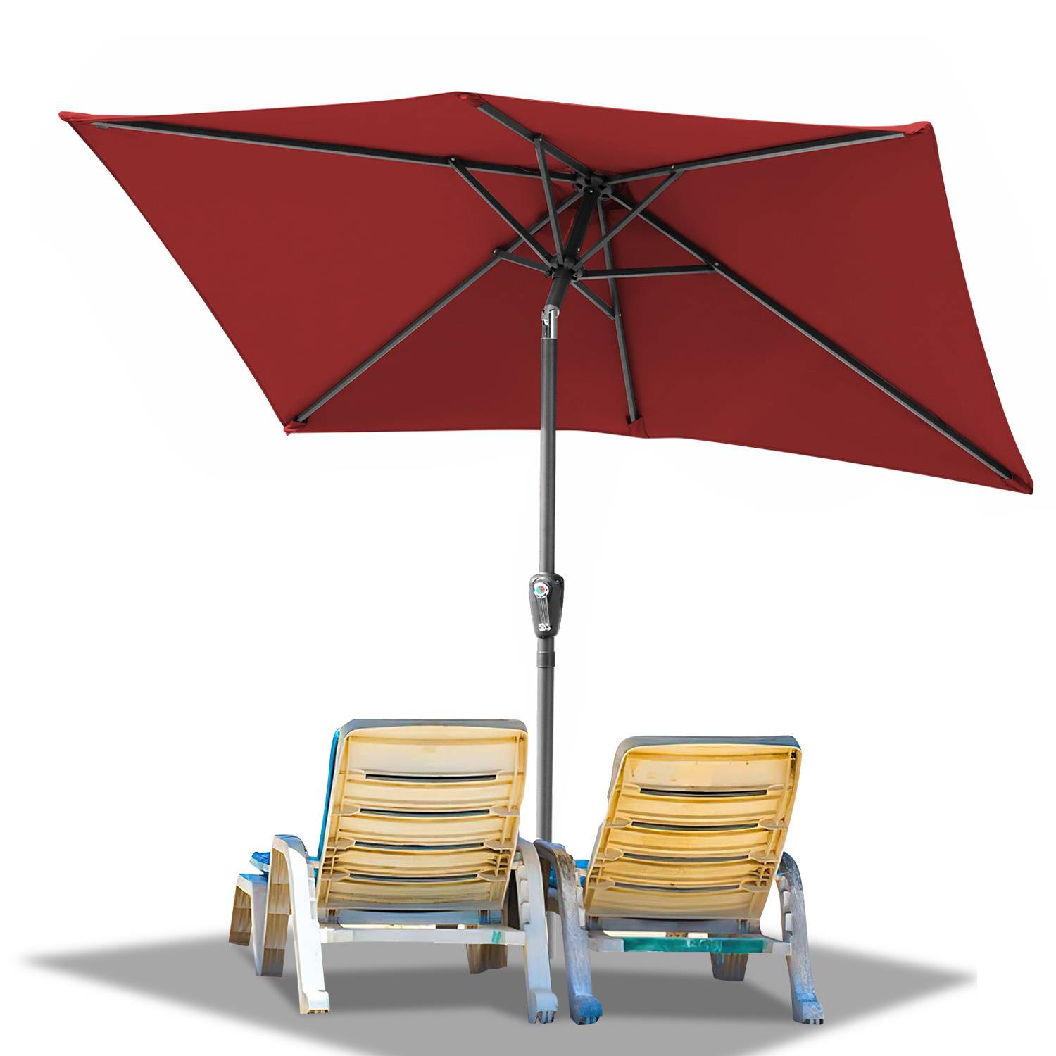 Zwei Strandliegen unter einem großen roten Terrassenschirm, was auf eine entspannende Außenumgebung hindeutet.