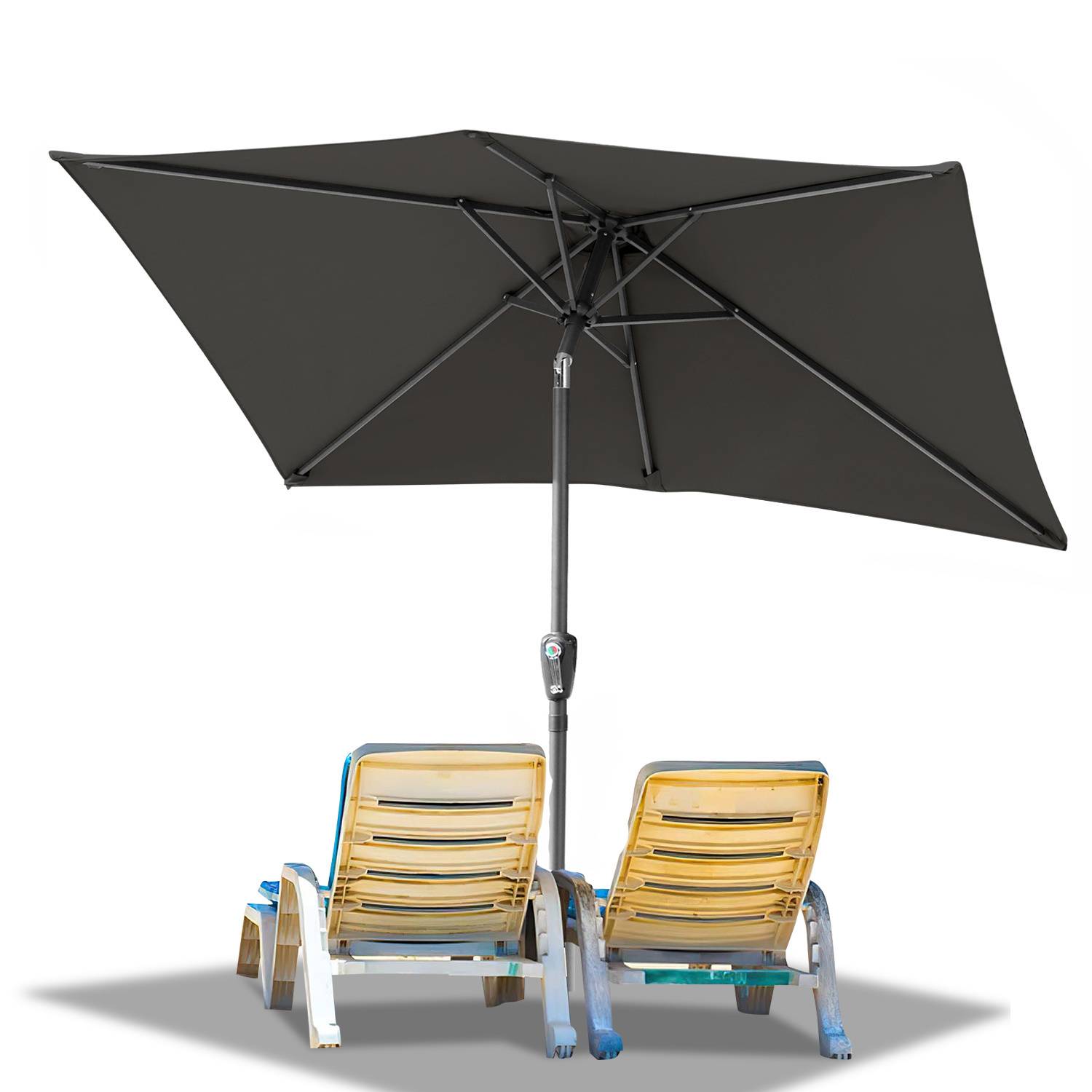 Zwei hölzerne Liegestühle unter einem großen, dunklen Terrassenschirm.