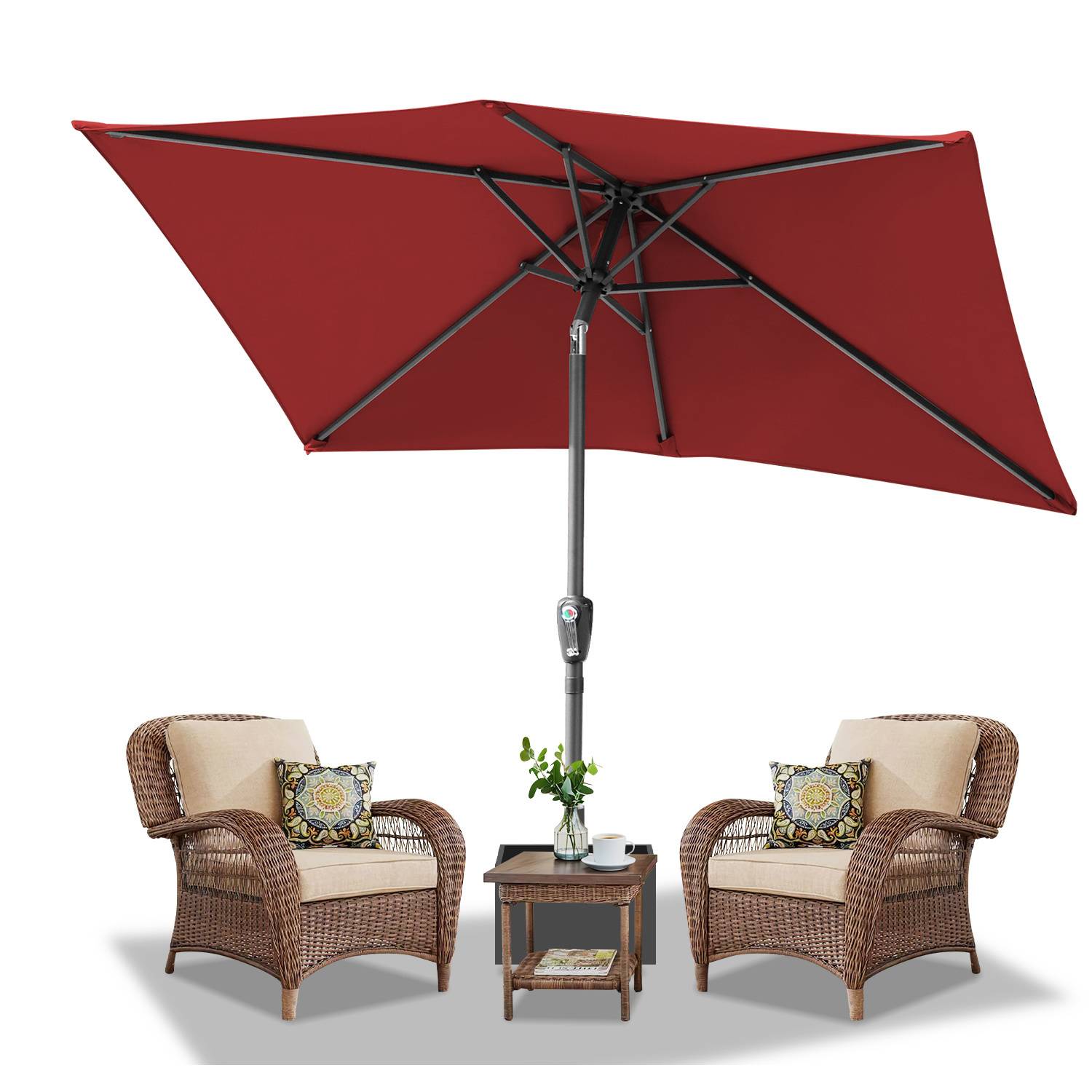 „Zwei Korbstühle mit Kissen unter einem großen roten Terrassenschirm, getrennt durch einen kleinen Tisch mit Büchern und einer Pflanze, auf weißem Hintergrund.