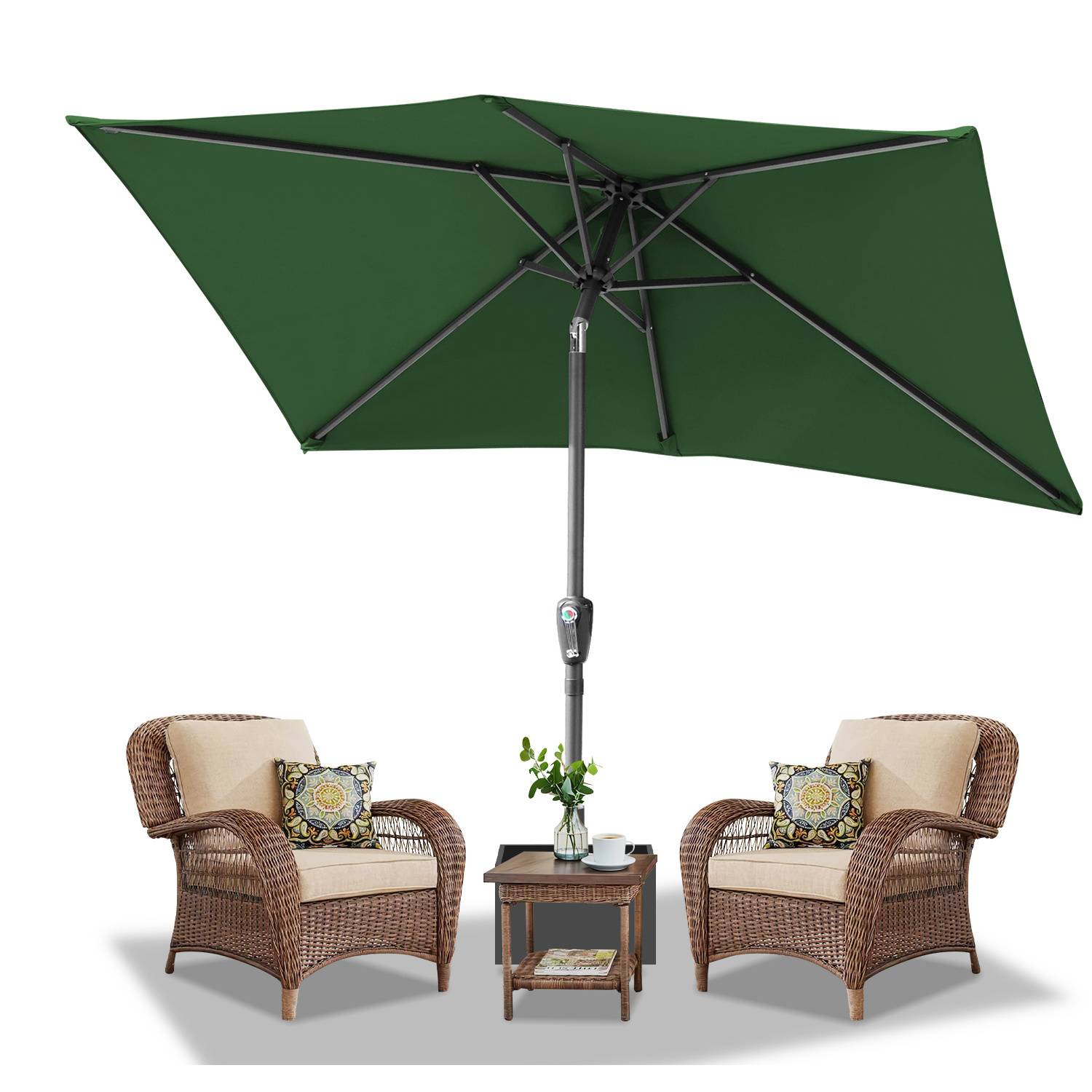Ein grüner Terrassenschirm spendet Schatten für zwei Korbsessel mit Kissen und einen kleinen Tisch und schafft so einen gemütlichen Außensitzbereich.
