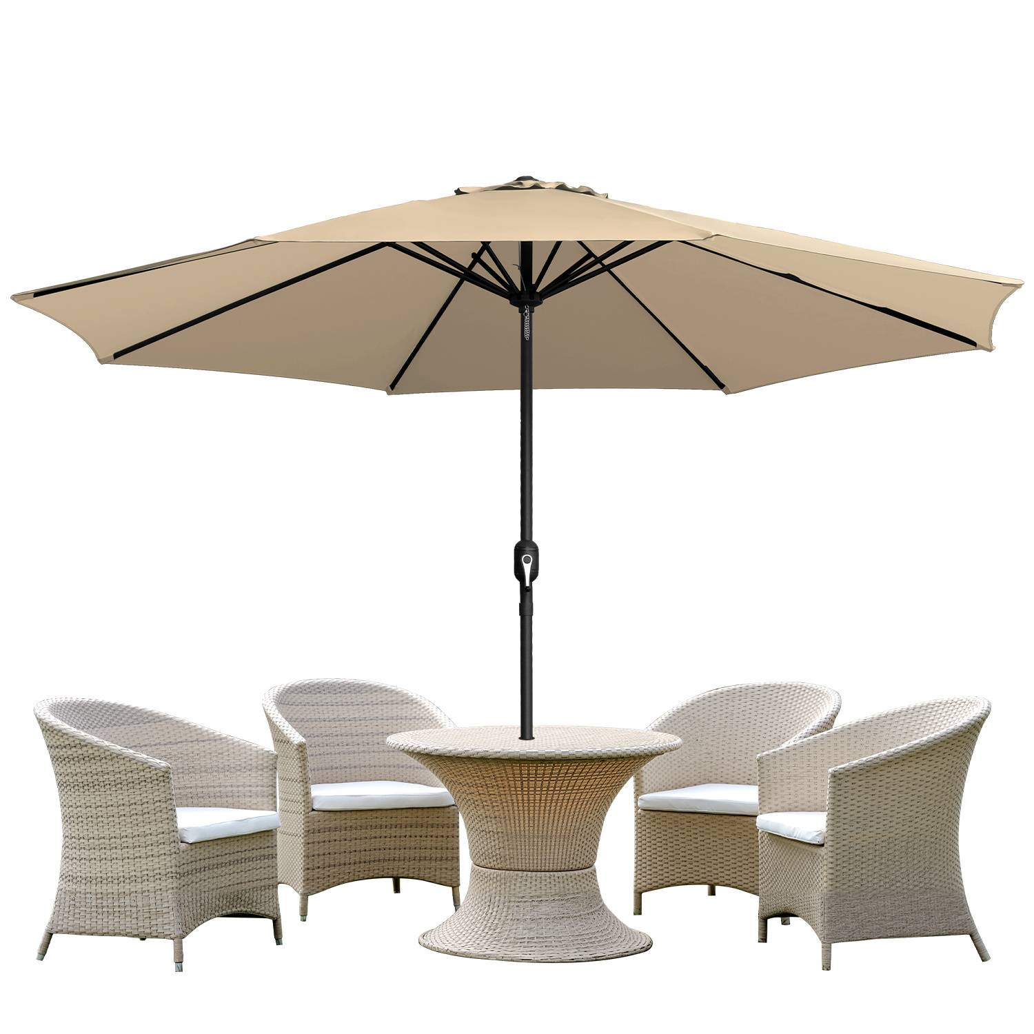 Gartenmöbel-Set mit großem beigem Schirm, rundem Rattantisch und vier passenden Rattanstühlen mit weißen Kissen.