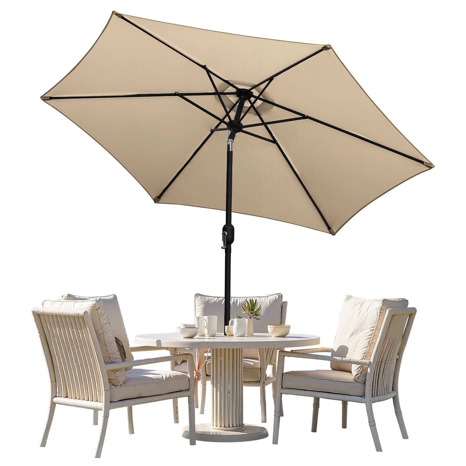 Outdoor-Sitzgarnitur mit vier gepolsterten Stühlen und einem runden Tisch unter einem beigen Sonnenschirm. Auf dem Tisch stehen Tassen und eine kleine Pflanze.