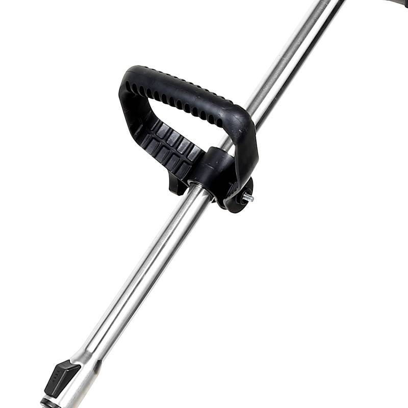 Ein Metallmüllgreifer mit schwarzem Griff, zum Aufsammeln von Müll entworfen, vor weißem Hintergrund.