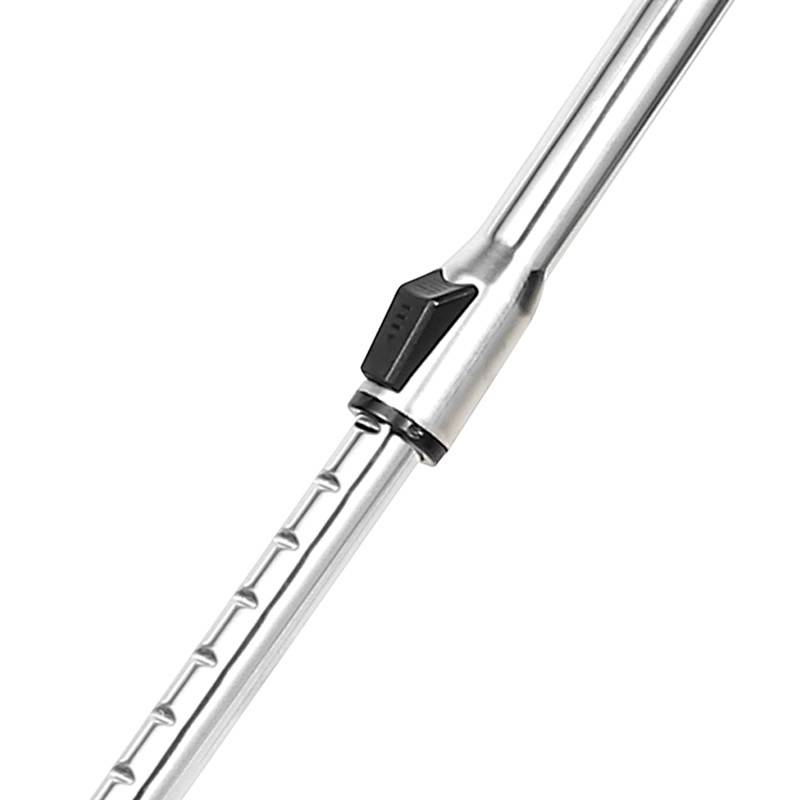 Ein glänzender metallischer Teleskopschlagstock, teilweise ausgefahren, zeigt seinen gerillten Griff und seinen Sperrmechanismus.