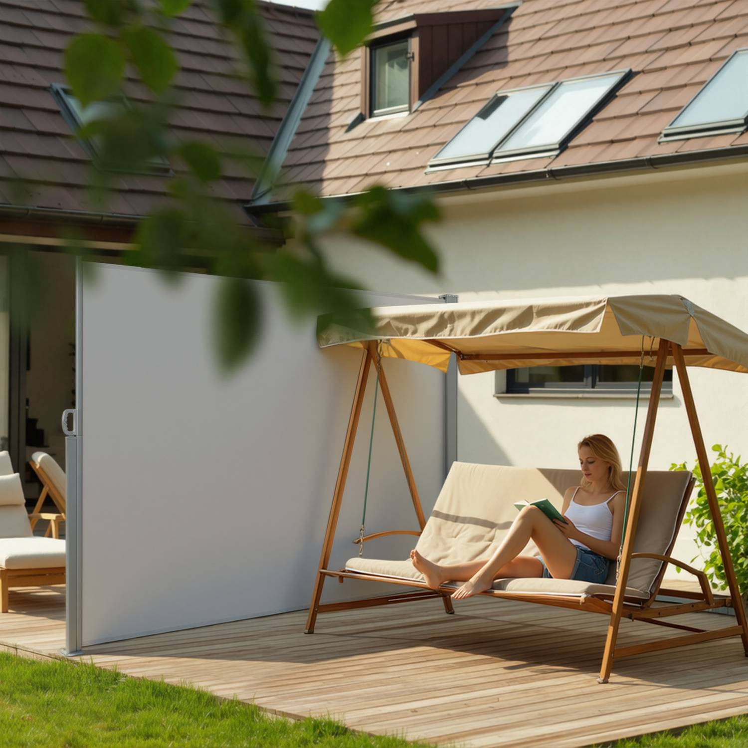 Eine Person sitzt auf einem Schaukelsofa auf einer sonnigen Holzterrasse und liest ein Buch. Die Terrasse liegt neben einem modernen Haus mit großen Fenstern.