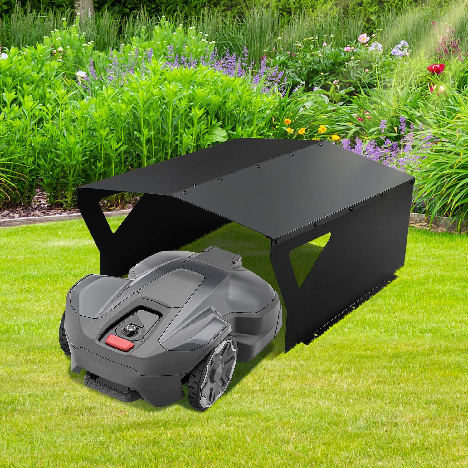 Ein Roboter-Rasenmäher auf Gras, teilweise unter einem schwarzen kantigen Unterstand. Ein landschaftlich gestalteter Garten mit grünen Pflanzen und violetten Blumen im Hintergrund.