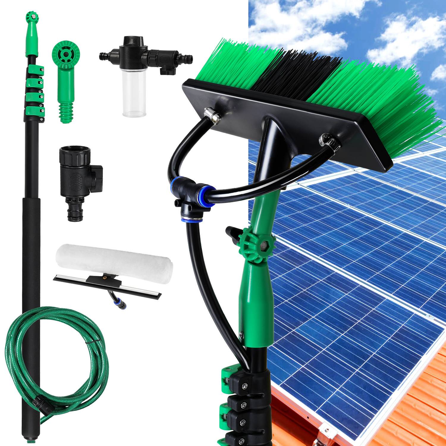 Ein Solarpanel-Reinigungsset mit Bürste, verstellbarem Pol, Wasserfilter und Schlauch ist neben Solarpanels unter blauem Himmel positioniert.