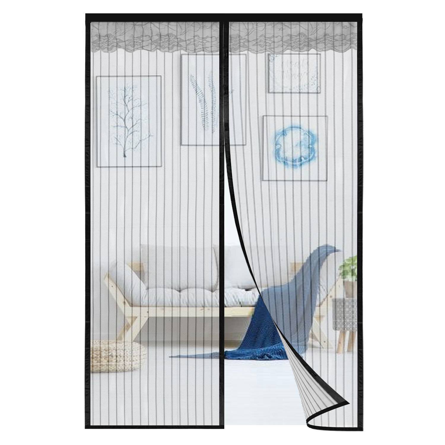 Eine Magnetfliegengittertür ist teilweise offen und gibt den Blick auf ein modernes Wohnzimmer mit einem Sofa, Wandkunst und einem blauen Teppich frei.