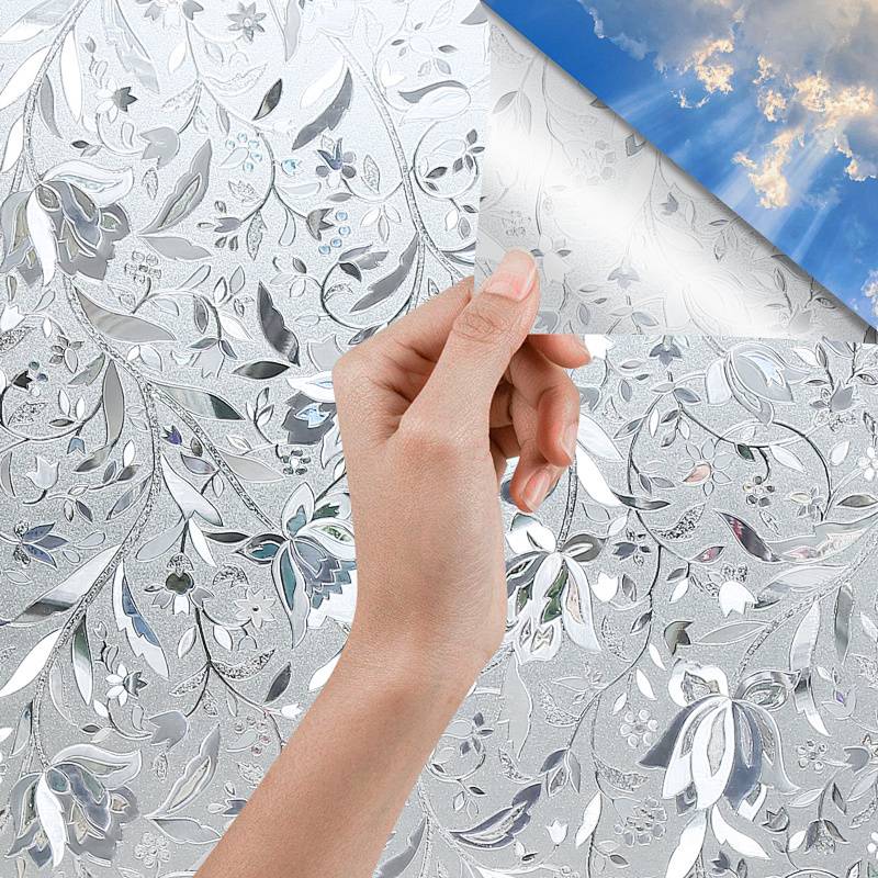Eine Hand zieht blumig gemusterte silberne Tapete zurück, um einen Abschnitt aus blauem Himmel mit Wolken freizulegen.