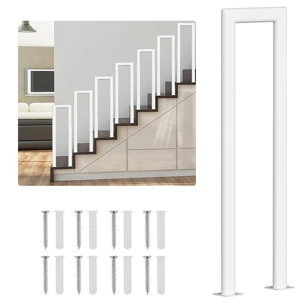 Weißes Baby-Schutzgitter für Treppen; inklusive Montagezubehör. Das Bild zeigt das Gitter oben an der Treppe in einem modernen Wohnraum.