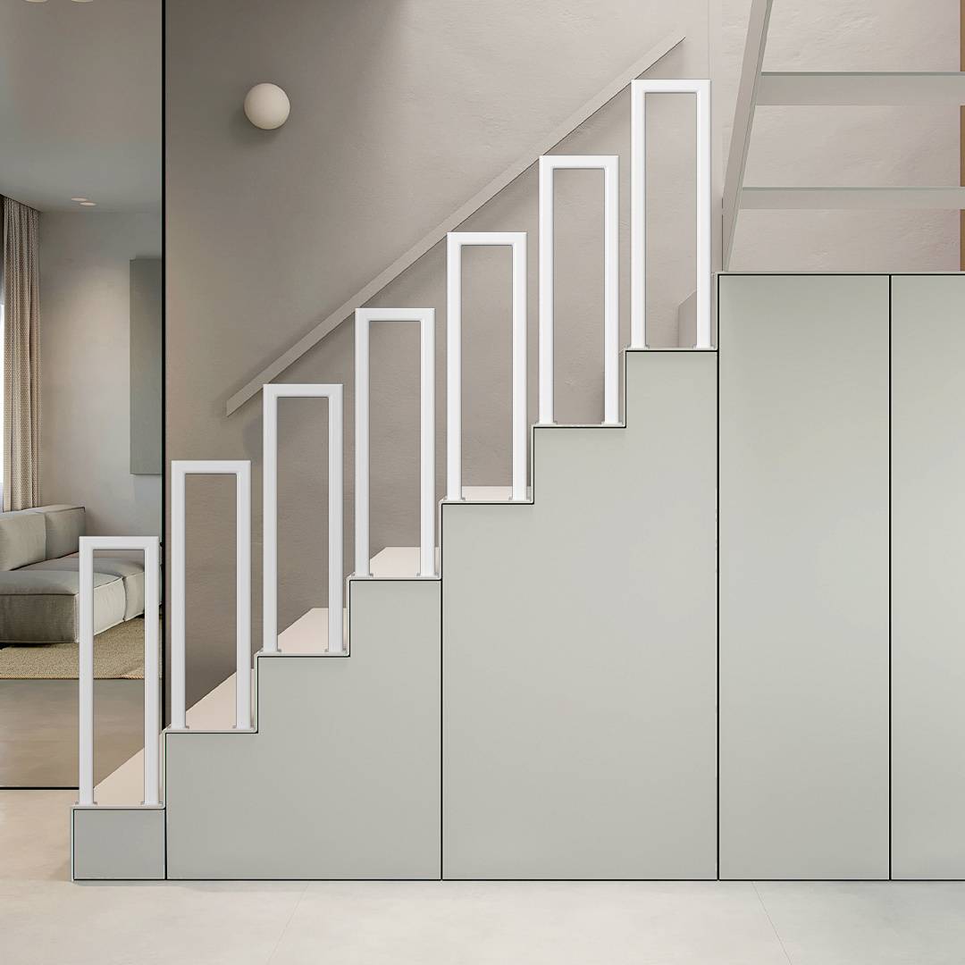 Modernes Interieur mit weißer Treppe vor einer verspiegelten Wand, die einen hellen Wohnbereich mit Vorhang und beigem Sofa widerspiegelt.
