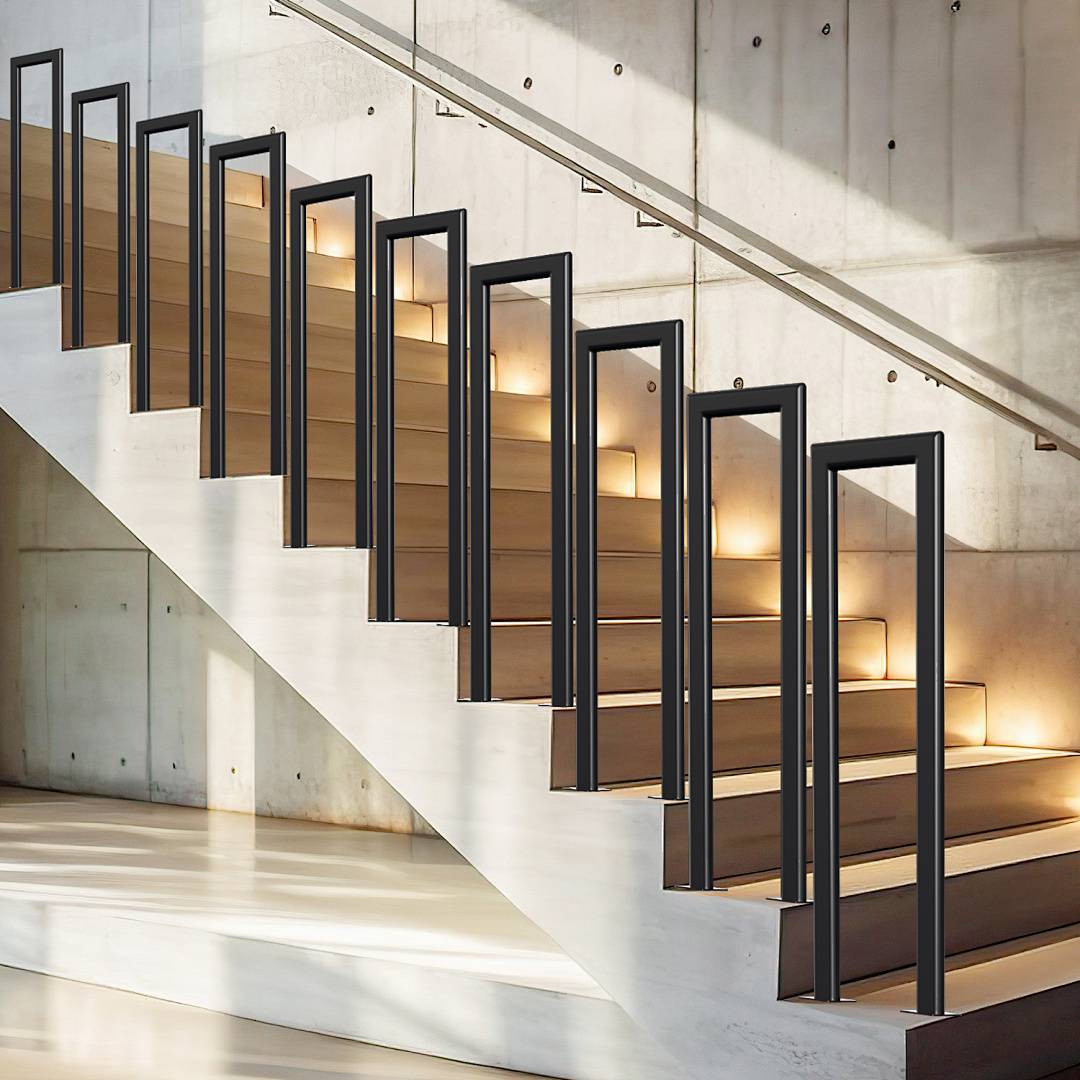 Eine moderne Treppe mit eleganten Holzstufen und Metallgeländern führt in einem hellen Raum nach oben und wirft Schatten auf eine Betonwand.