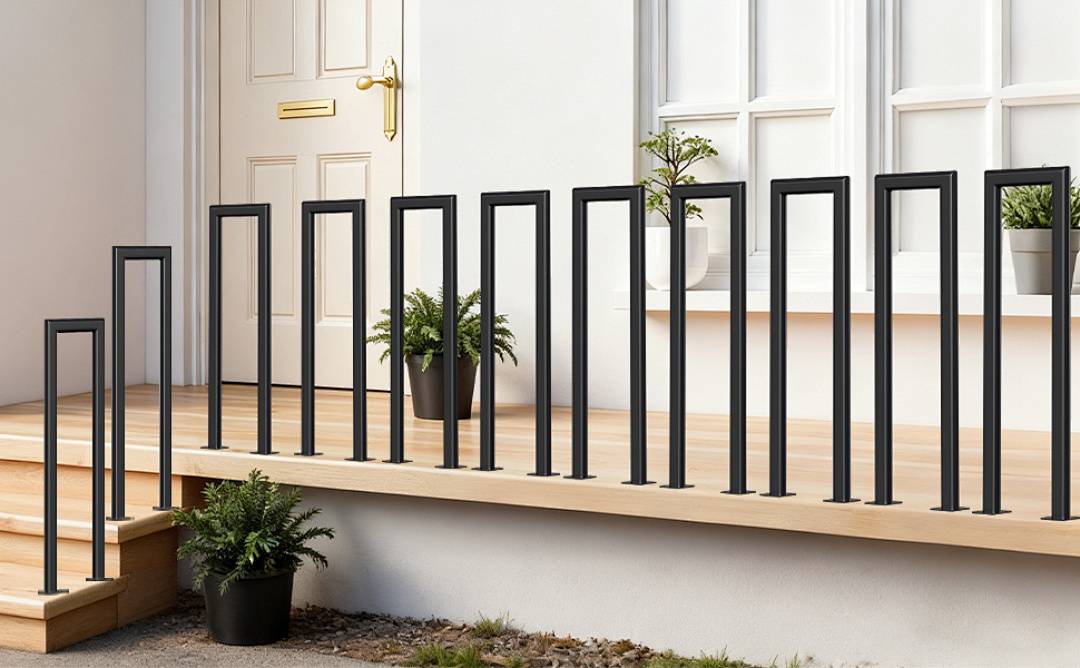 Ein moderner Hauseingang mit einer gelben Tür, großem Fenster und dekorativem schwarzem Geländer, flankiert von Topfpflanzen auf der Veranda.