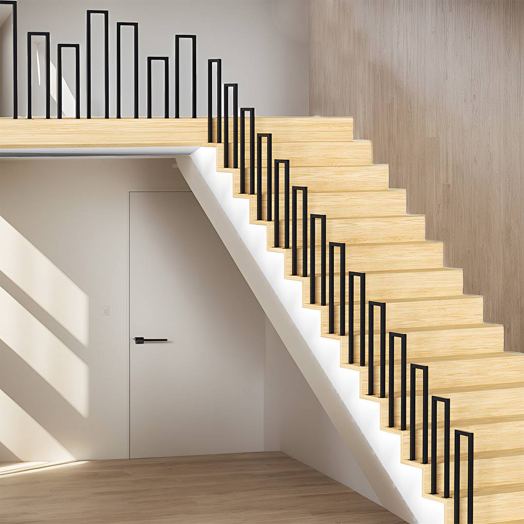 Eine moderne Treppe mit Holzstufen und schwarzen Metallgeländern führt neben einer geschlossenen weißen Tür nach oben, beleuchtet durch natürliches Licht.