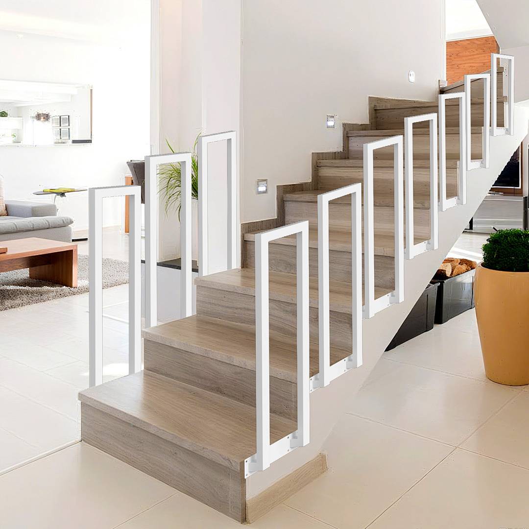 Eine moderne Innentreppe mit weißen Geländern und Holzstufen in einem hell beleuchteten Wohnbereich, mit einer Pflanze und einem Sitzbereich.