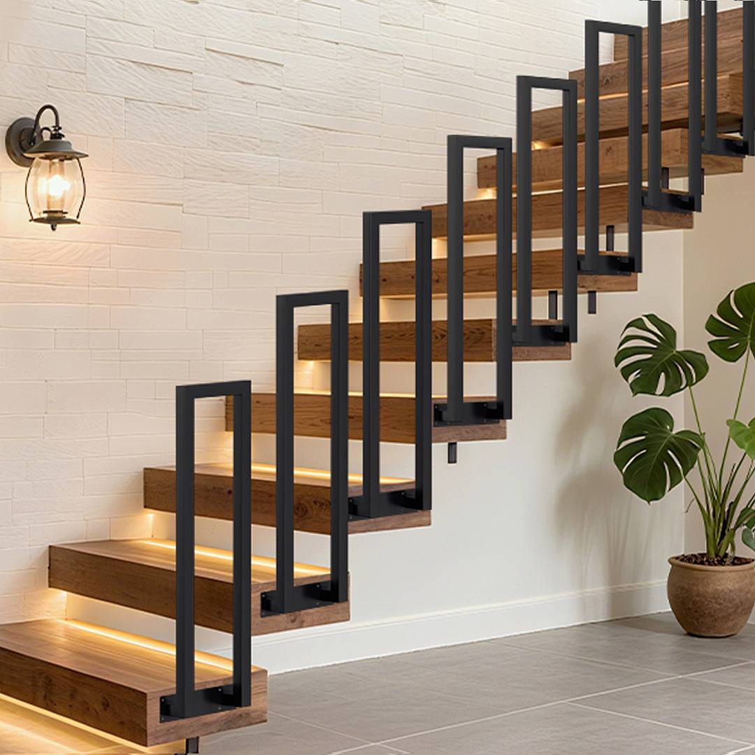 Eine moderne, hölzerne Freitreppe mit schlanken schwarzen Geländern, subtil mit Unterschrittbeleuchtung beleuchtet, aufsteigend an einer weißen Wand.