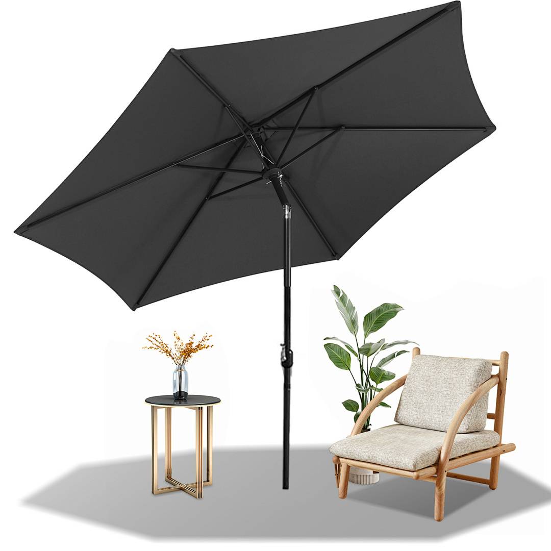 Ein schwarzer Außenschirm spendet Schatten über einen Holzstuhl mit Kissen, einen kleinen Tisch mit einer Pflanze und eine Topfpflanze in der Nähe.