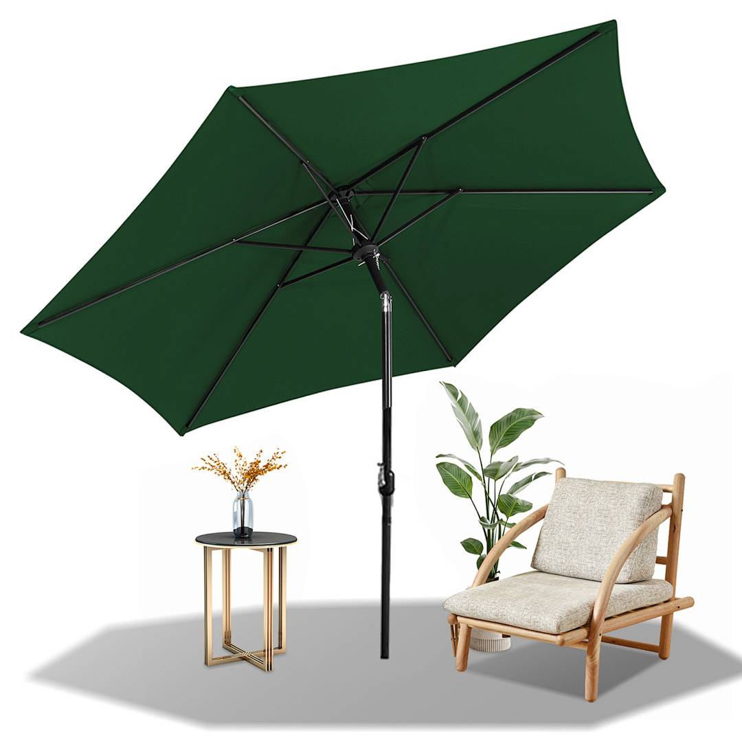 Ein großer grüner Außenschirm spendet Schatten über einen Holzstuhl mit beigem Sitzkissen, einen Beistelltisch mit einer Vase und eine Pflanze.