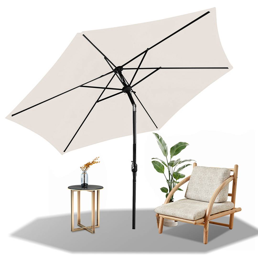 Ein beiger Außenschirm spendet Schatten über einen modernen Holzstuhl mit einem Kissen, neben einem kleinen runden Tisch mit einer Vase und einer Pflanze.