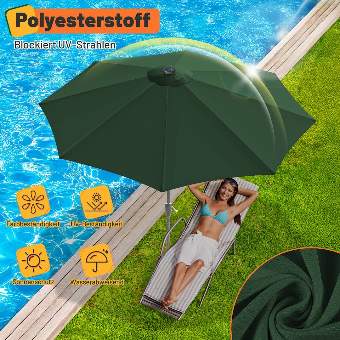 Liegestuhl im Freien unter einem grünen Sonnenschirm auf Gras. Highlights sind UV-Schutz, Farbbeständigkeit und Haltbarkeit des Polyesterstoffs.