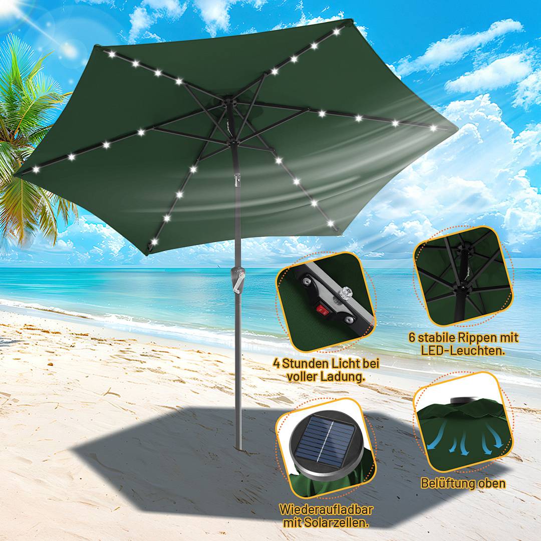 Ein großer grüner Außenschirm mit LED-Lichtern an den Speichen ist an einem Strand aufgespannt. Ausschnitte zeigen die Solarladung, LED-Lichter und Stabilitätsmerkmale. Palmen im Hintergrund.
