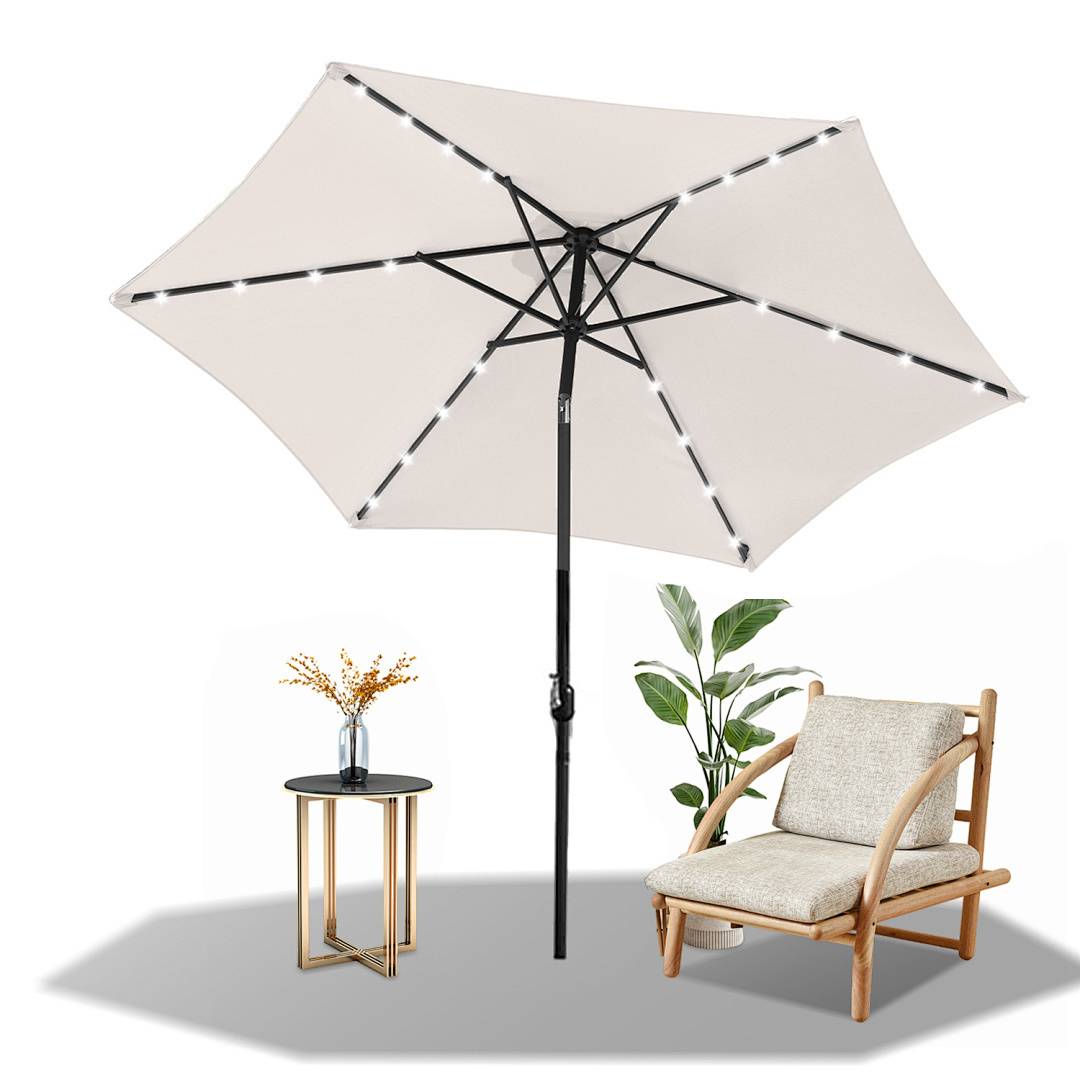 Outdoor-Szene mit einem großen weißen Regenschirm, einem Holz-Liegestuhl, einem kleinen Tisch mit Blumen und einer Topfpflanze.