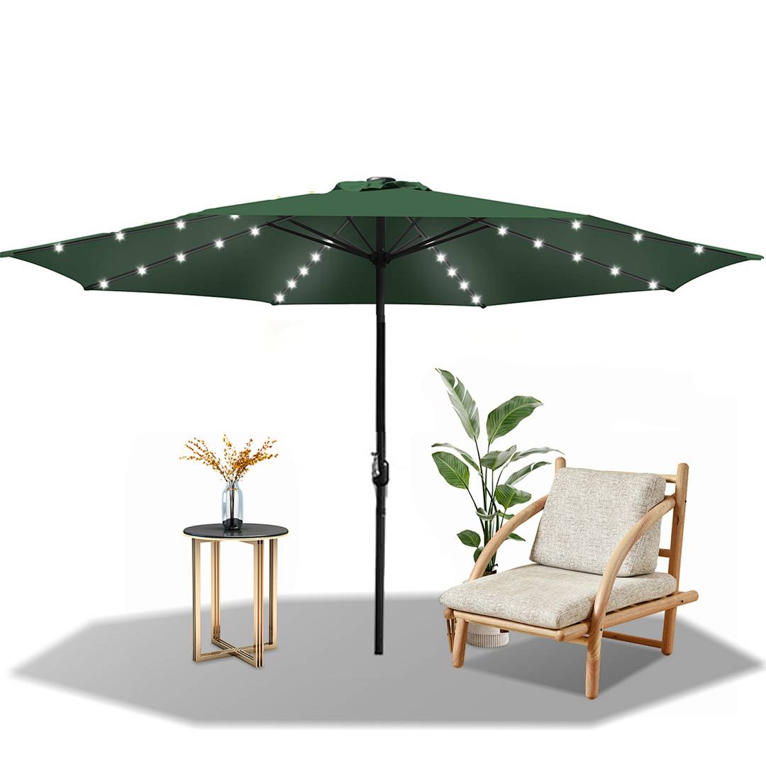 Grüner Terrassenschirm mit Lichterketten über einem Holzstuhl und einem Beistelltisch, auf dem eine Blumenvase steht. Eine Topfpflanze steht in der Nähe.