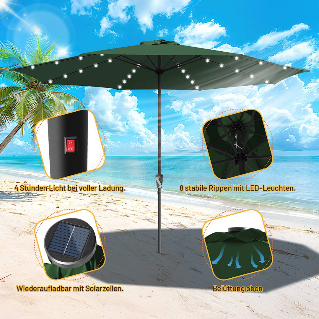 Eine Strandszene mit einem großen grünen Schirm mit LED-Leuchten, Solarpanel zum Aufladen, Belüftung und stabilen Rippen.