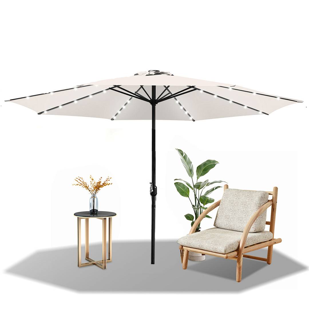 Terrasseneeinrichtung im Freien mit einem großen weißen Sonnenschirm, einem hölzernen Liegestuhl, einem Beistelltisch mit einer Blumenvase und einer Topfpflanze.