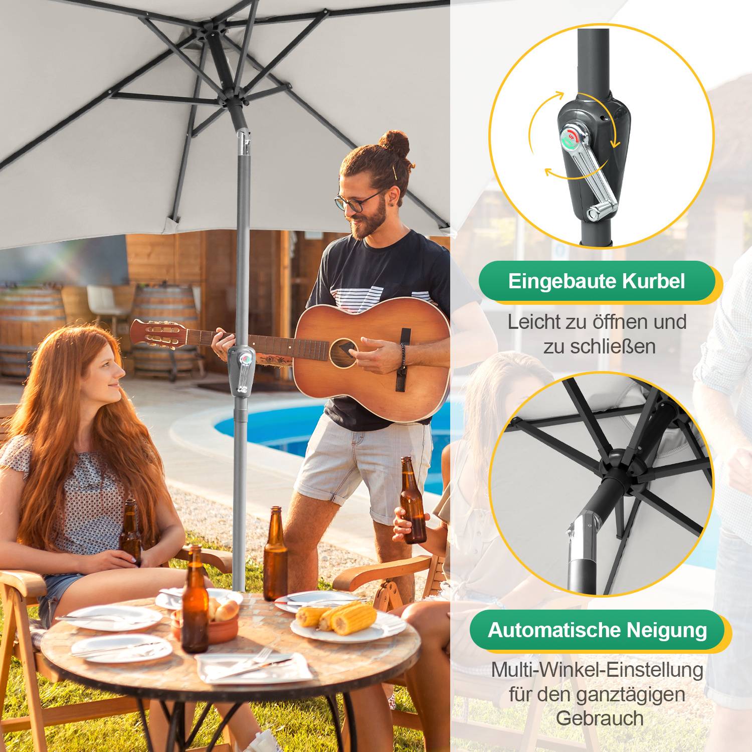 Ein Mann spielt Gitarre unter einem großen Terrassenschirm mit integrierten Kurbel- und Neigungsfunktionen; Freunde sitzen um einen Tisch herum und genießen Getränke.