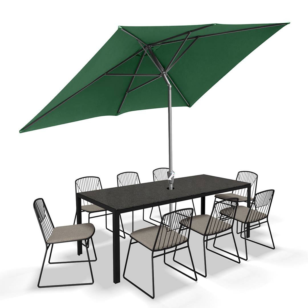Ein modernes Outdoor-Essplatzset mit einem rechteckigen Tisch, acht drahtgerahmten Stühlen mit Kissen und einem großen grünen Schirm.
