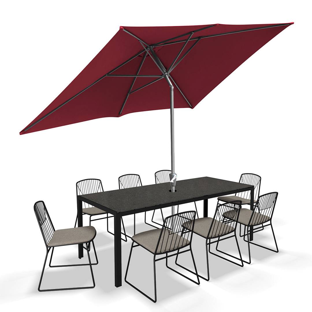 Ein modernes Außenesstisch-Set mit einem schwarzen rechteckigen Tisch, acht Metallstühlen mit Kissen und einem großen bordeauxroten Schirm, der Schatten spendet.