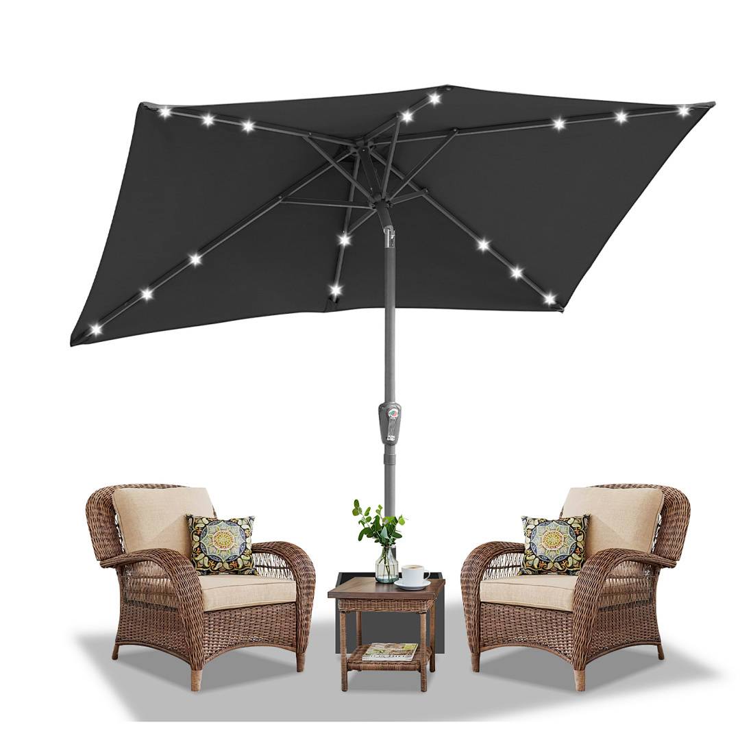 Eine Terrassenszene mit einem großen grünen Sonnenschirm mit solarbetriebenen LED-Leuchten. Der Text lautet: „Genießen Sie Ihre Nächte nach Sonnenuntergang