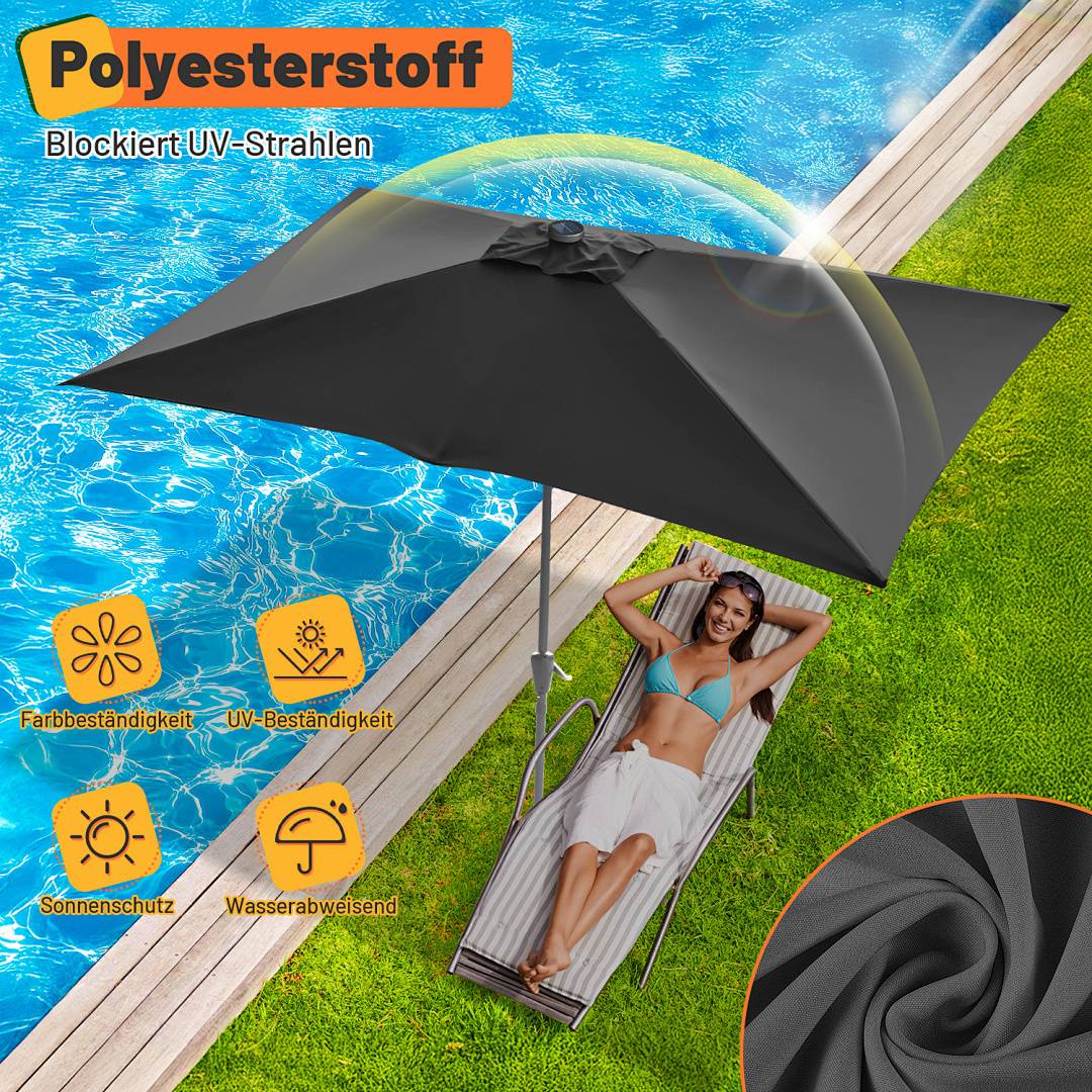 Eine Frau entspannt sich auf einer Sonnenliege unter einem großen dunklen Sonnenschirm neben einem Pool. Der Text hebt den UV-Schutz und das Material des Schirms hervor.