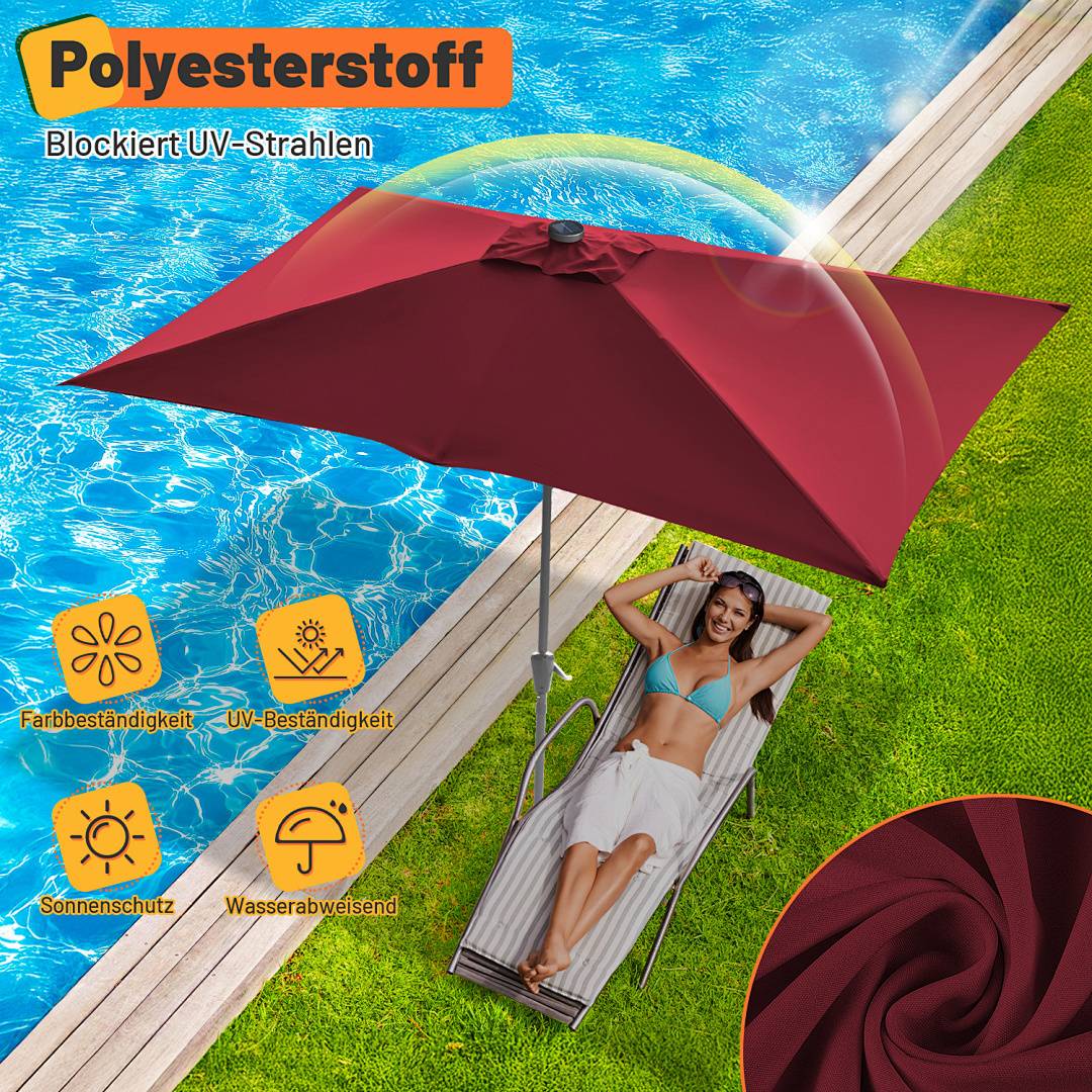 Eine Frau entspannt sich auf einem Liegestuhl unter einem roten Polyester-Sonnenschirm neben einem Swimmingpool. Der Text hebt den UV-Schutz, die Farbbeständigkeit und die Wasserbeständigkeit hervor.