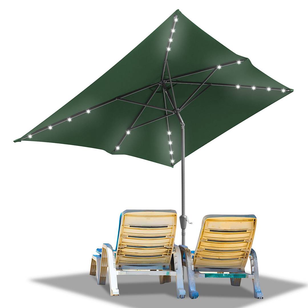 Ein grüner Terrassenschirm mit Leuchten spendet Schatten über zwei hölzerne Liegestühle auf einer Terrasse und deutet auf eine entspannte Außenumgebung hin.