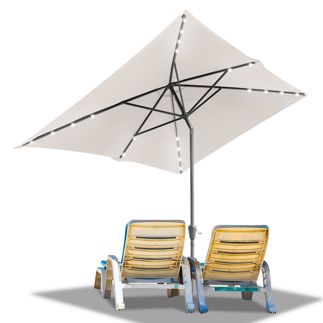 Zwei hölzerne Liegestühle unter einem großen weißen Terrassenschirm mit LED-Leuchten, auf einer glatten, schattigen Oberfläche.