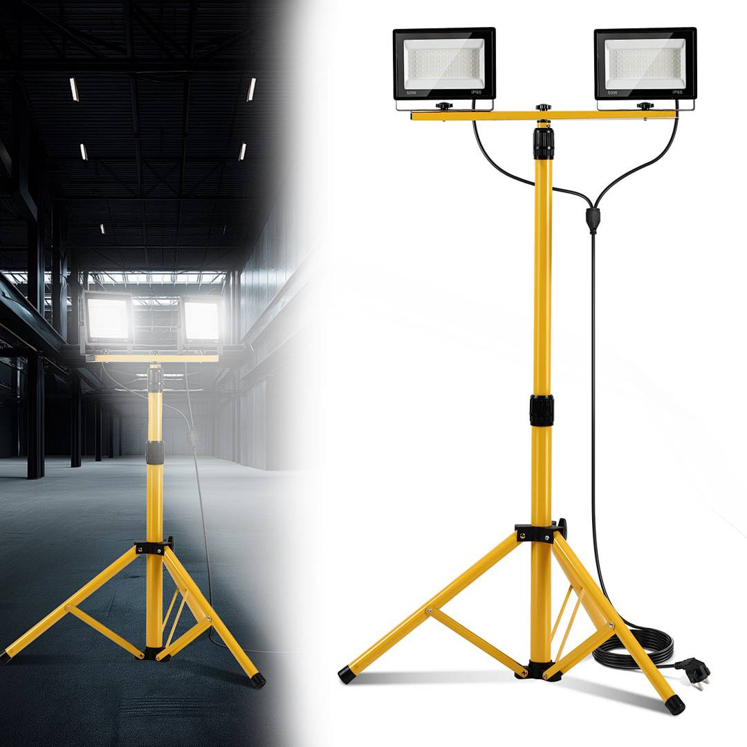 „Ein zweikopfiger gelber Baustrahler auf einem Stativständer, wobei ein Licht in einer Industrieumgebung eingeschaltet ist und das andere vor weißem Hintergrund ausgeschaltet ist.