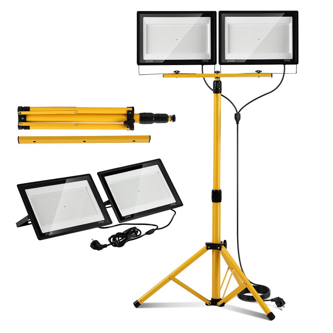 „Tragbare LED-Arbeitsleuchte mit zwei verstellbaren rechteckigen Lampen auf einem gelben Stativständer, mit abnehmbaren Teilen und Stromkabel.