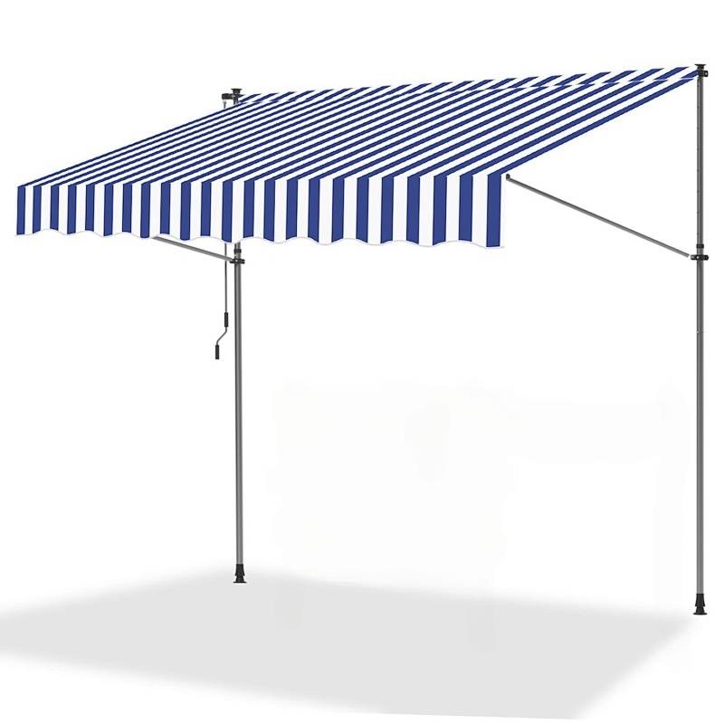 Eine blau-weiß gestreifte einziehbare Markise mit Metallstützpfosten und einer manuellen Kurbel, die zum Beschatten von Außenbereichen verwendet wird.