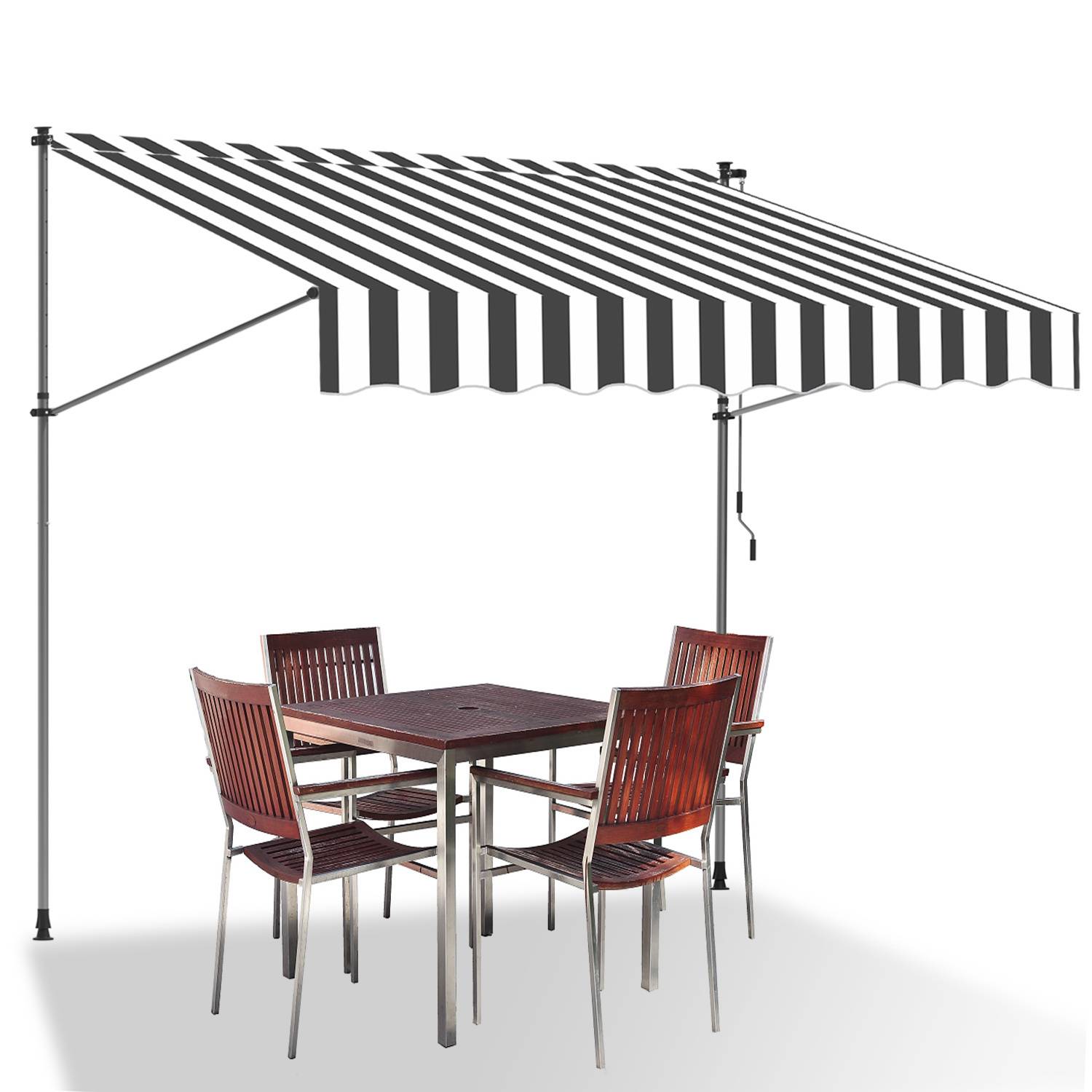 Eine gestreifte Markise mit Einzugmechanismus bedeckt einen Gartenesstisch mit vier Stühlen und einem rechteckigen Holztisch, die auf einer ebenen Fläche aufgestellt sind.