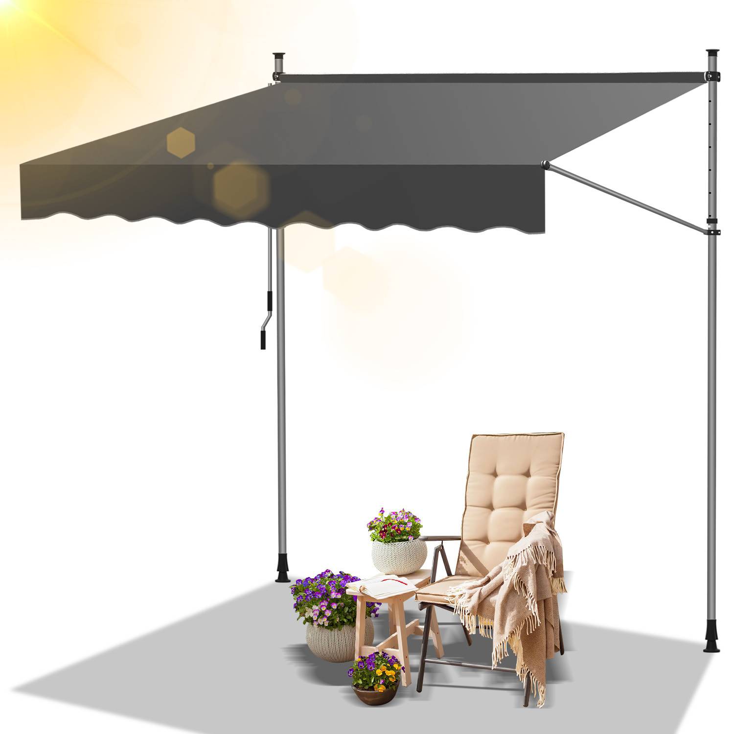 Outdoor-Terrassenbereich mit einem beigen Stuhl, kleinem Holztisch und Topfpflanzen unter einer großen grauen Markise, die Schatten vor der Sonneneinstrahlung spendet.