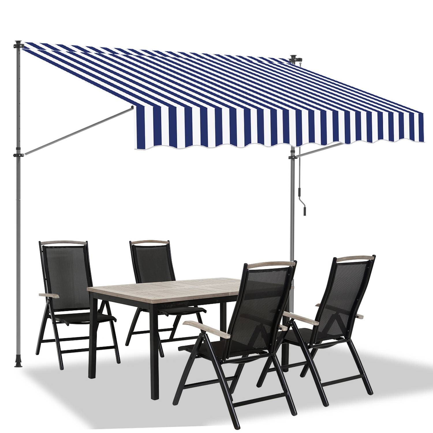 Essbereich im Freien unter einer blau-weiß gestreiften ausfahrbaren Markise. Vier schwarze Stühle umgeben einen rechteckigen Holztisch.