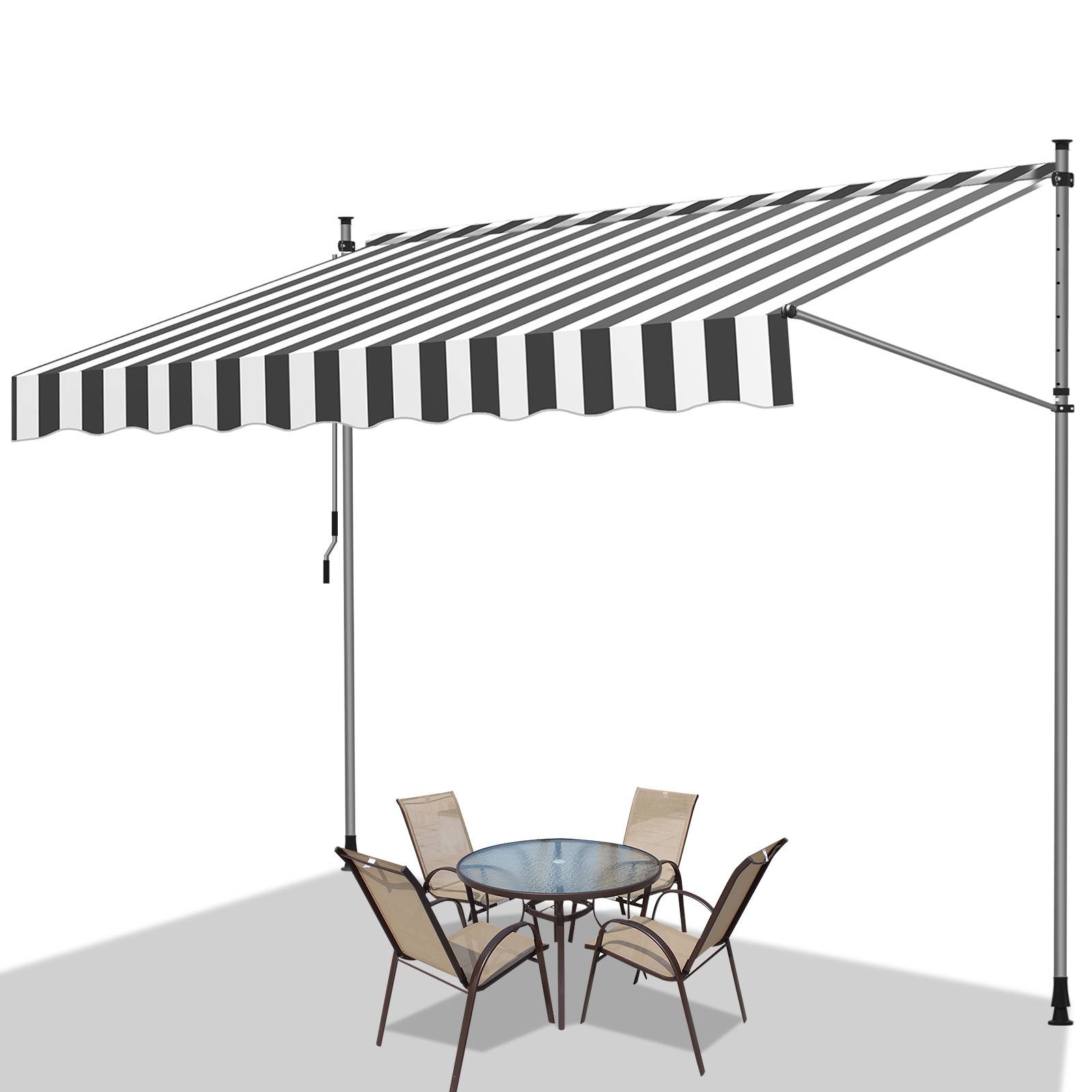 Ein schwarz-weiß gestreiftes Terrassenmarkise erstreckt sich über einen runden Glastisch mit vier Stühlen und spendet Schatten.