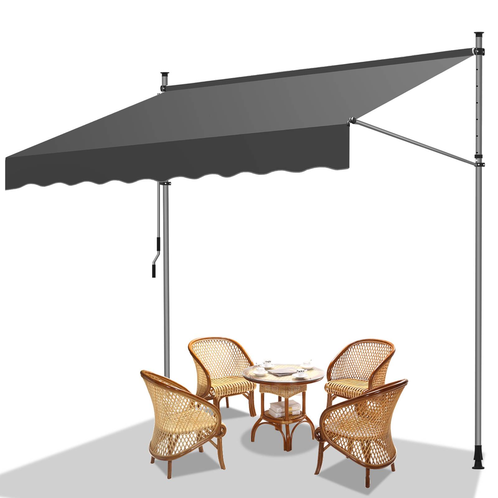 Eine schwarze ausfahrbare Markise erstreckt sich über einen kleinen Außentisch mit vier Korbstühlen und bietet Schatten und einen gemütlichen Sitzbereich.