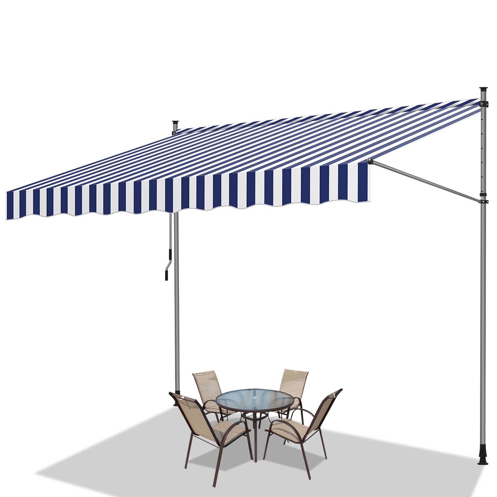 Eine blau-weiß gestreifte Markise über einem Sitzmöbel-Set auf einer Terrasse mit einem runden Tisch und vier Stühlen. Die Markise spendet Schatten für den Sitzbereich.