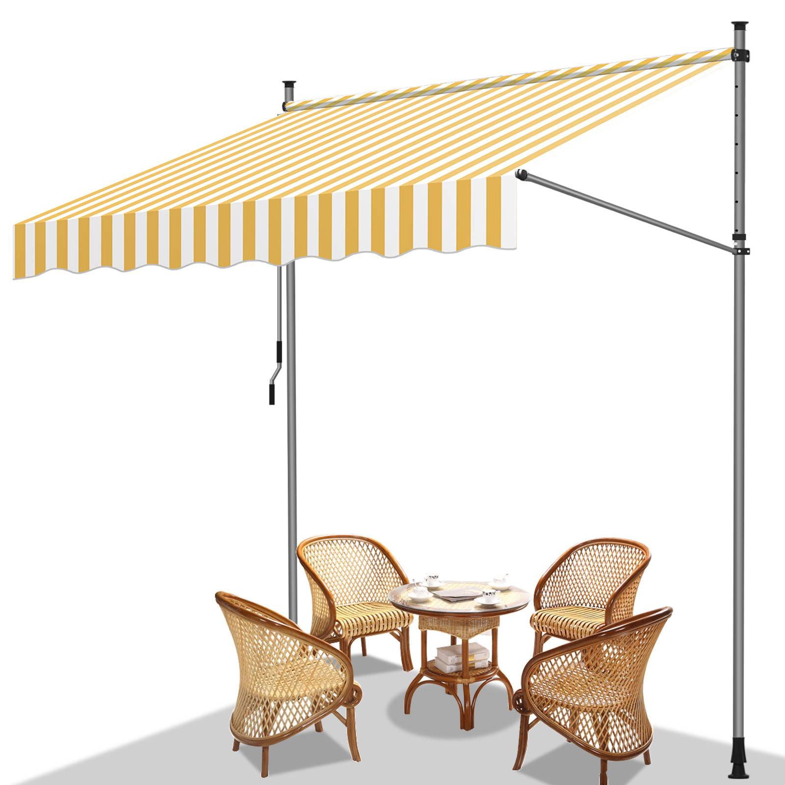 Eine gestreifte gelb-weiße Markise spendet Schatten über einer Terrassenmöbelgruppe mit einem runden Tisch und vier Rattanstühlen.