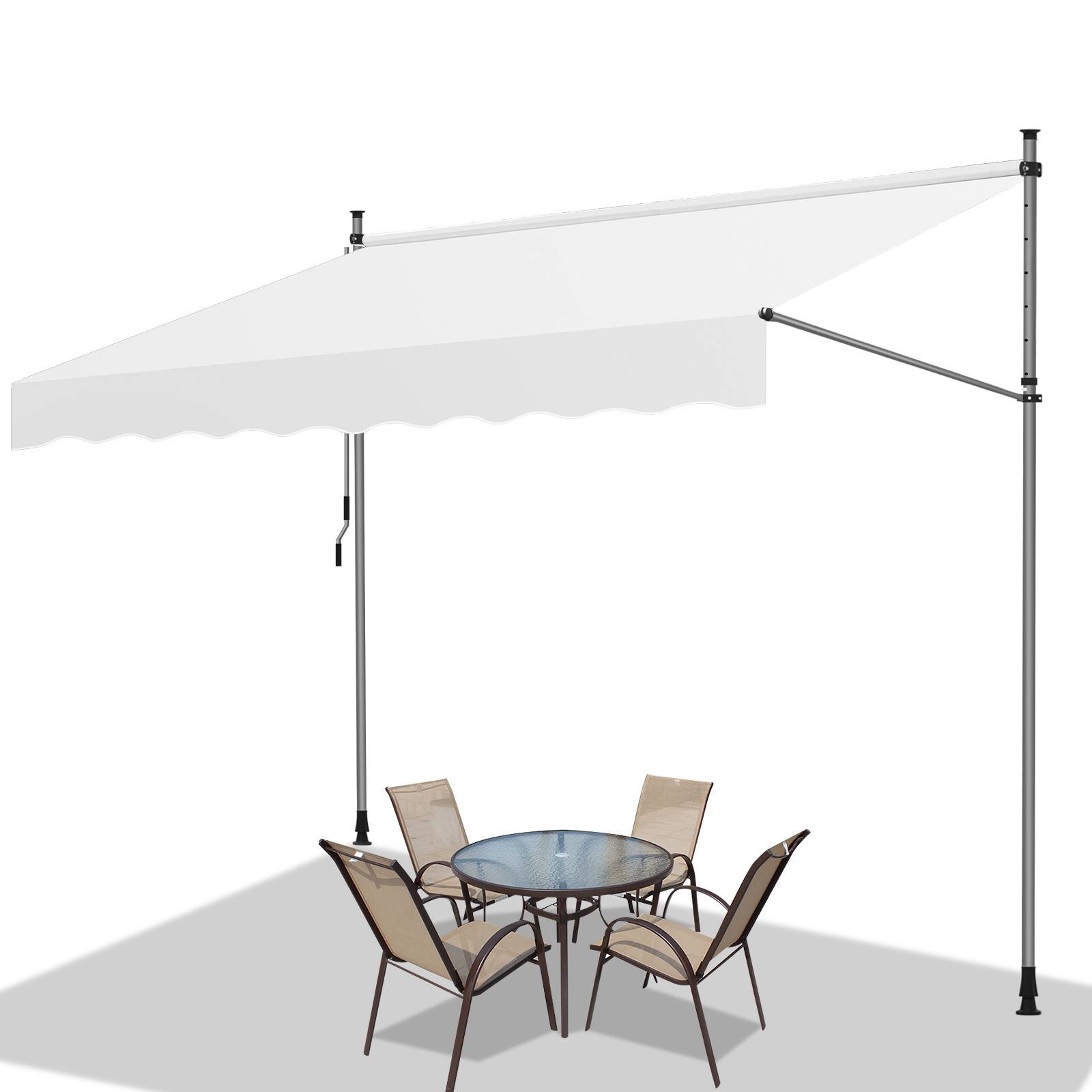 Ein Außenbereich mit einem runden Glastisch und vier gepolsterten Stühlen unter einer großen, weißen einfahrbaren Markise, die an Metallpfosten befestigt ist.