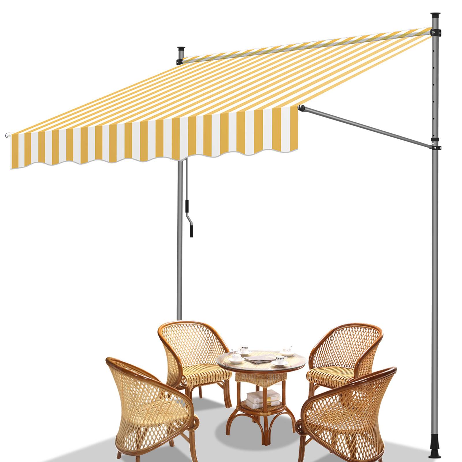 Eine gelb-weiß gestreifte Markise spannt sich über ein Patio-Set mit vier Korbsesseln, die einen kleinen runden Tisch umgeben.