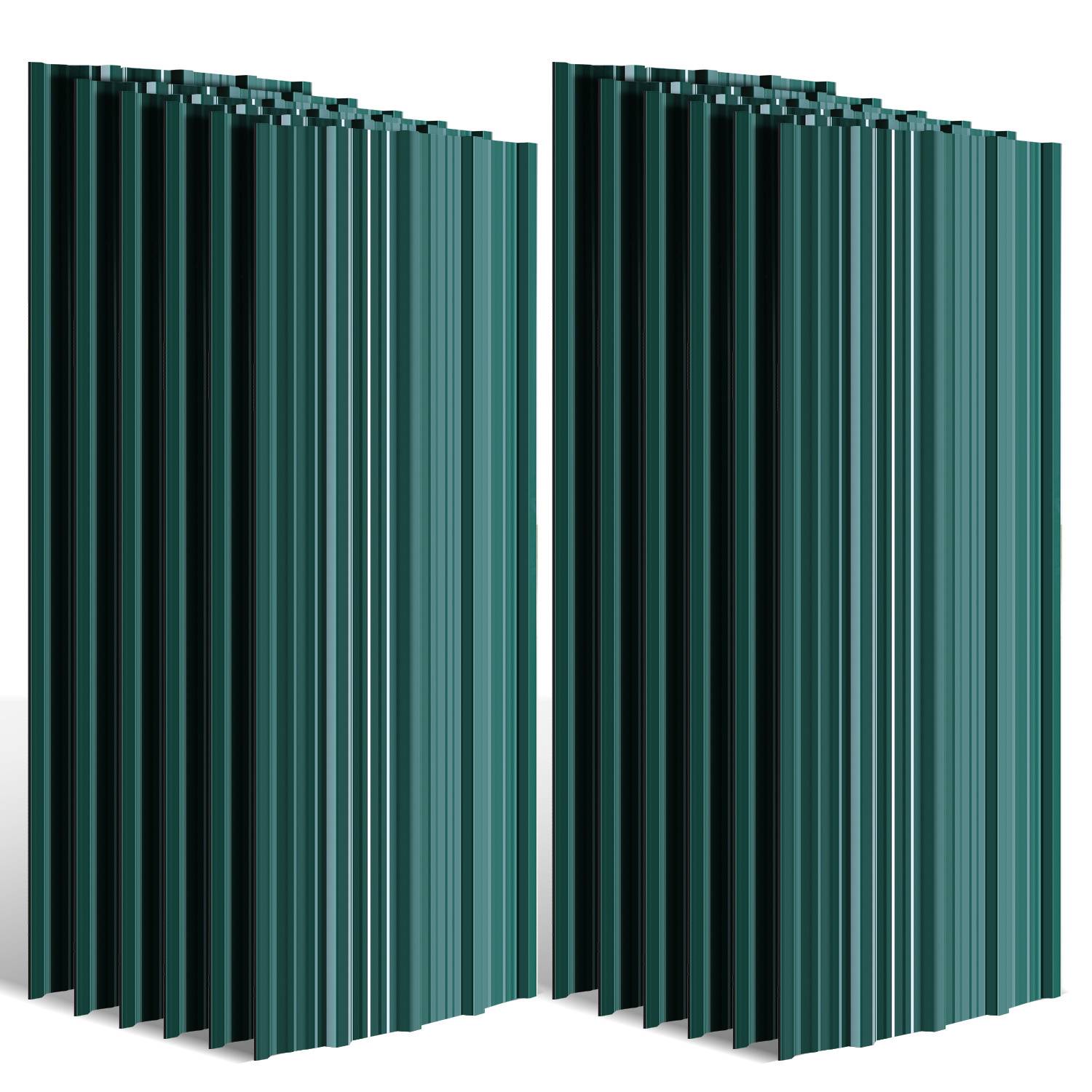 Zwei Stapel grüner gewellter Metallbleche stehen aufrecht da und zeigen ihre Textur sowie parallele Ausrichtung in einem gut beleuchteten Raum.